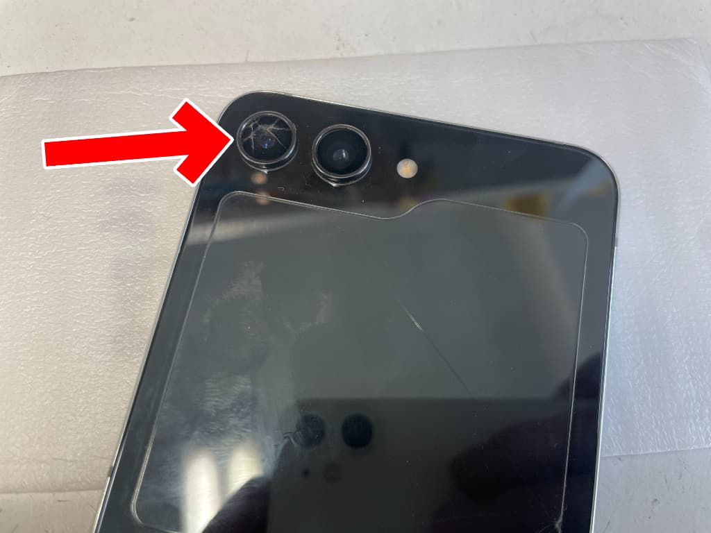 外カメラレンズが割れているGalaxy Z Flip5