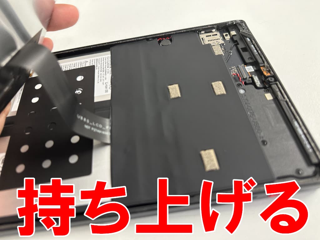 粘着を剥がしてフロントパネルを持ち上げた液晶画面修理中のiPlay70miniUltra