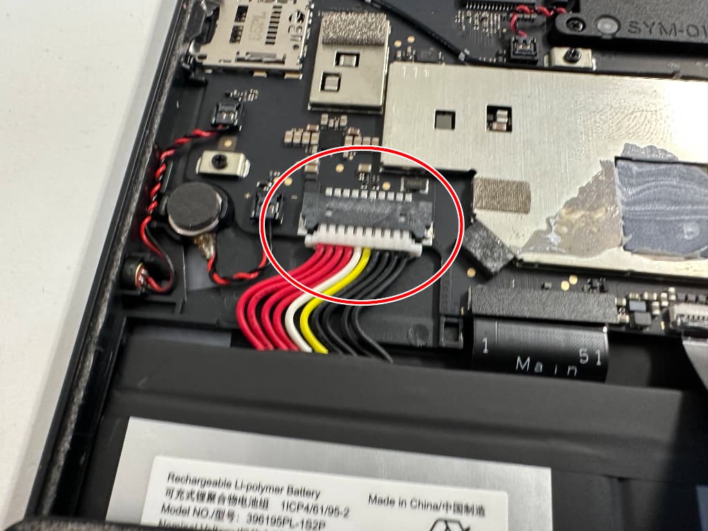 基板にバッテリーコネクタが接続されている液晶画面交換中のiPlay 70 mini Ultra