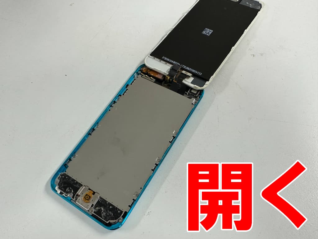 画面を開いて分解したバッテリー交換中のiPodtouch5