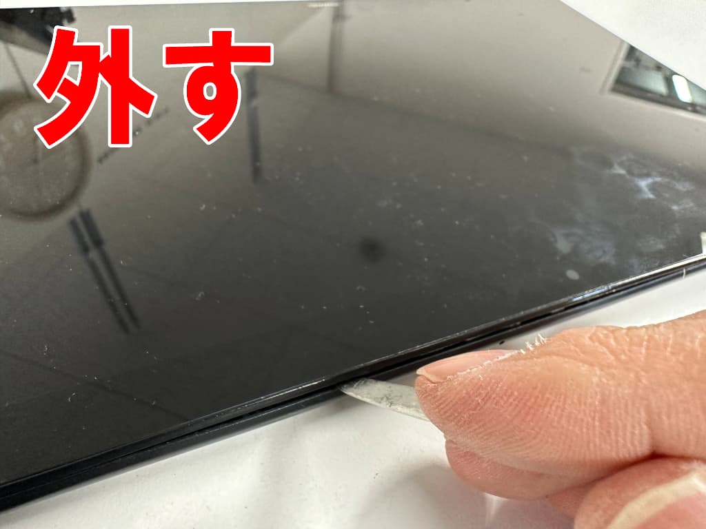 画面と本体フレームとのツメを外しているドックコネクタ修理中のMediaPad T5