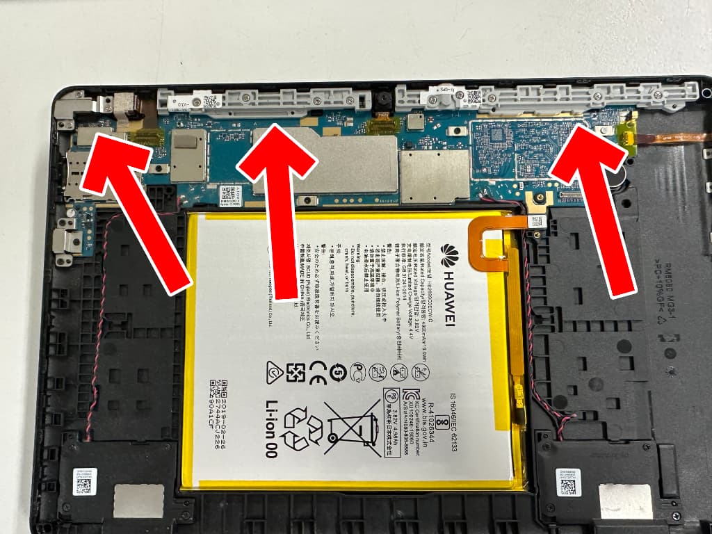 基板上に複数のパーツやネジが付いている充電ポート修理中のMediaPad T5