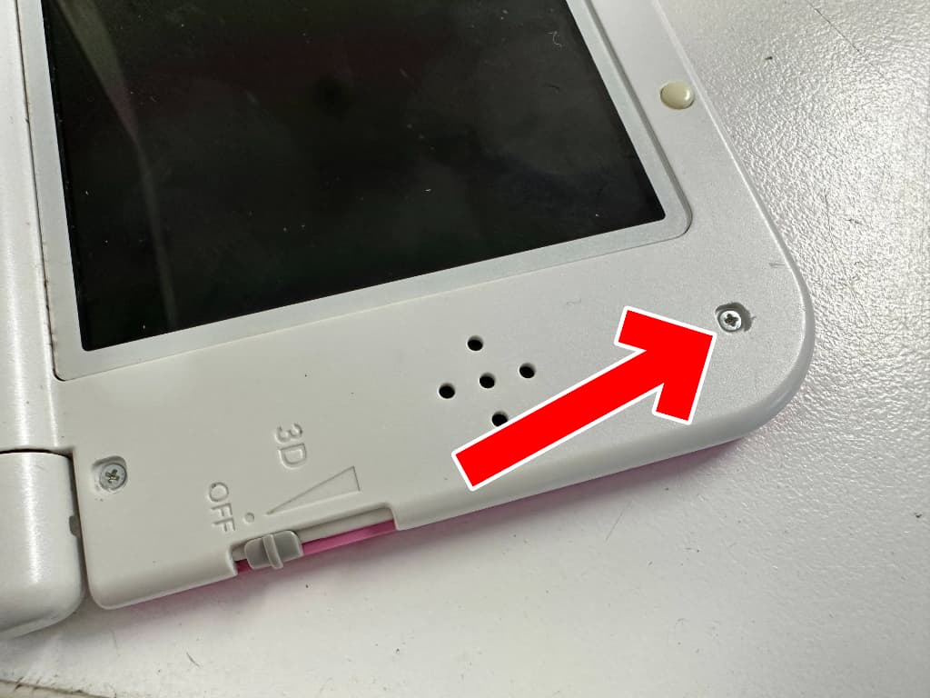 本体上部のネジ隠しの下にプラスネジが付いているNew3DSLL