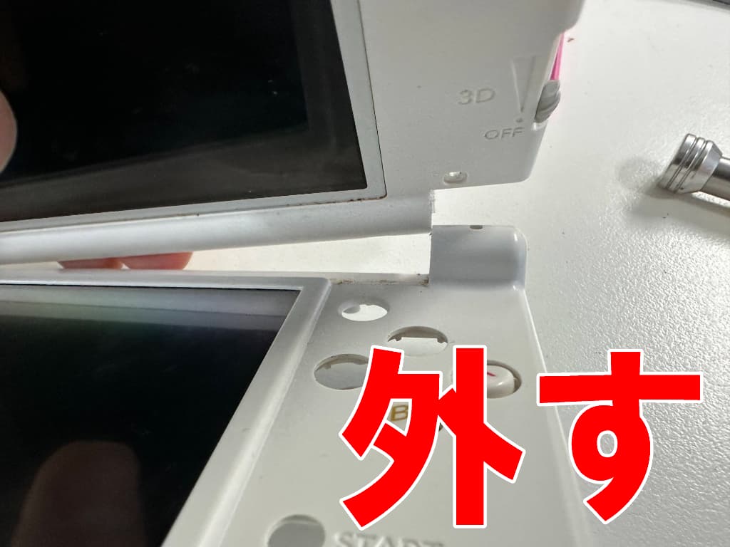 蝶番部分を外したフレキシブルケーブル修理中のNew3DSLL