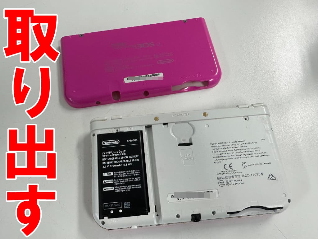 背面パネルを取り出したスピーカーケーブル修理中のNewニンテンドー3DSLL