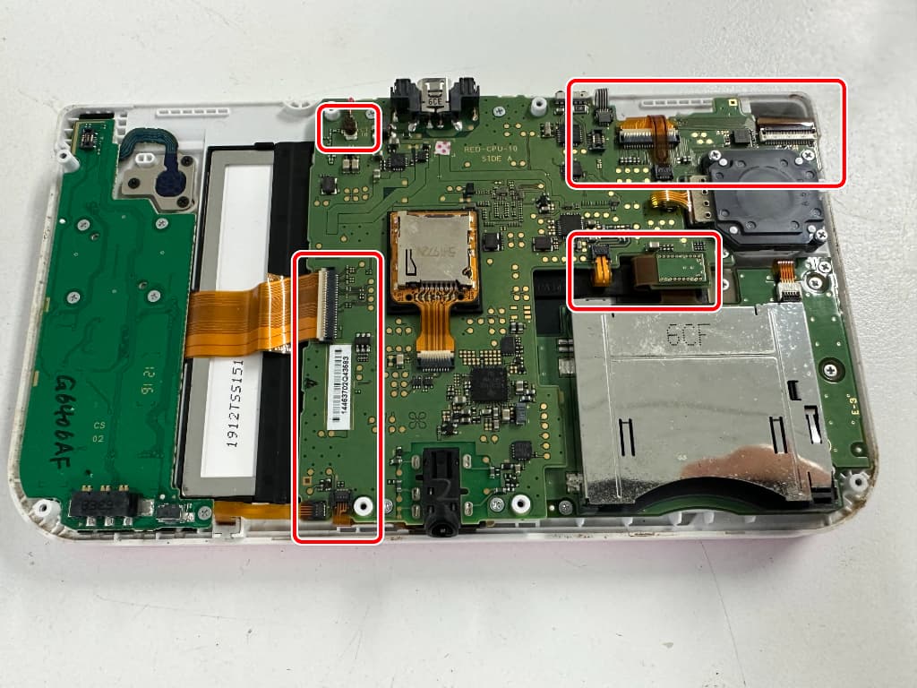 基板に無数のケーブルが接続されているフレキシブルケーブル修理中のNew3DS LL