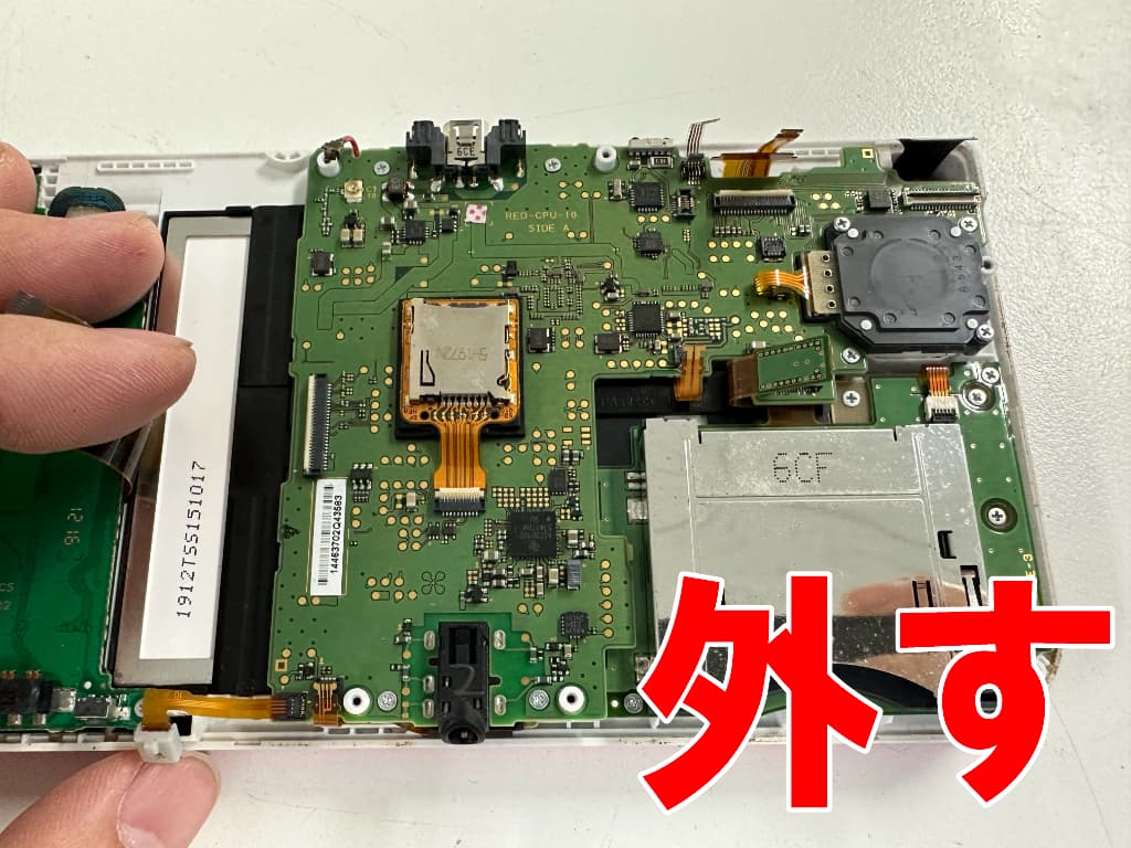 基板に接続されたケーブル類を外したスピーカーケーブル修理中のNewニンテンドー3DS LL