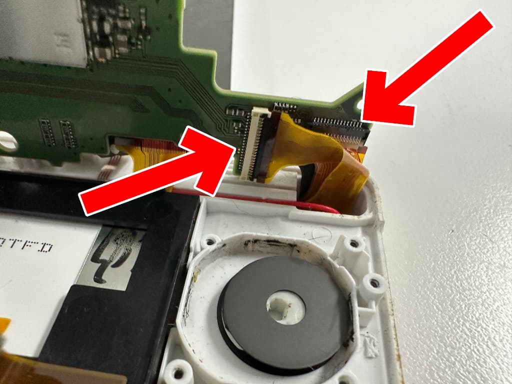 基板の裏にもケーブルが接続されているスピーカーケーブル交換中のNew3DSLL