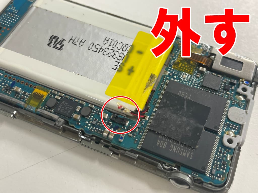 バッテリーコネクタを外した電池パック交換中のNWZ-A728