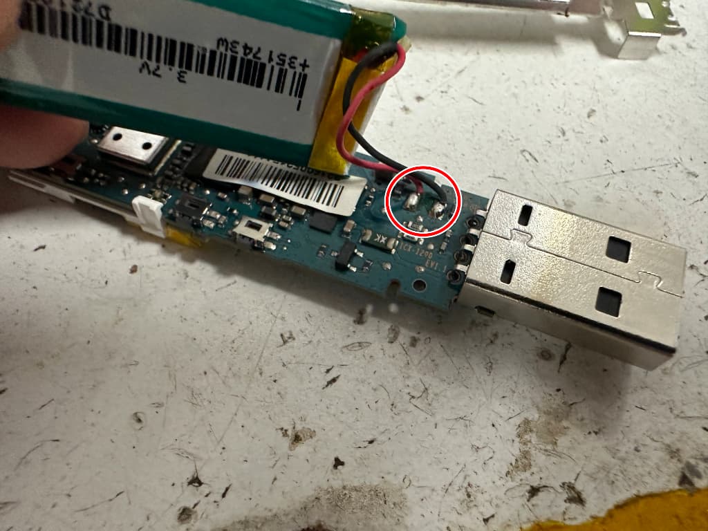 バッテリーの接点がはんだで接続されているNWZ-B162F