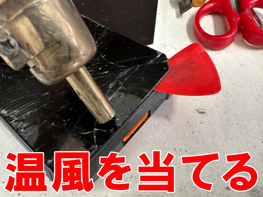 破損したフロントパネルに温風を当てているOUKITEL WP28