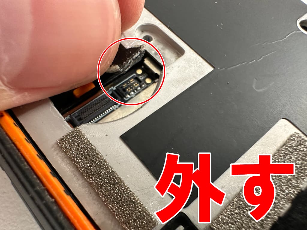 バッテリーコネクタを基板から外したOUKITEL WP28