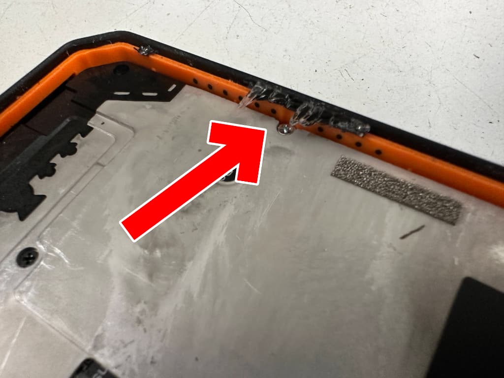 本体フレームの縁にガラスの破片が残っているOUKITEL WP28