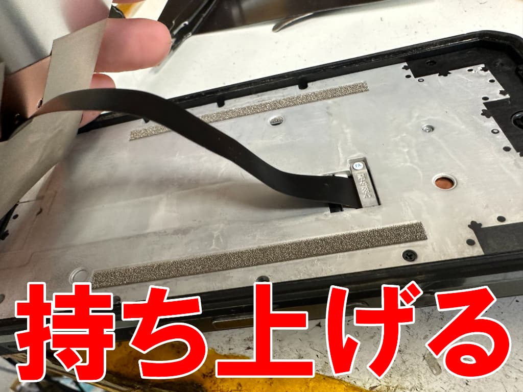 本体フレームからフロントパネルを剥がした充電コネクタ修理中のOUKITEL WP300