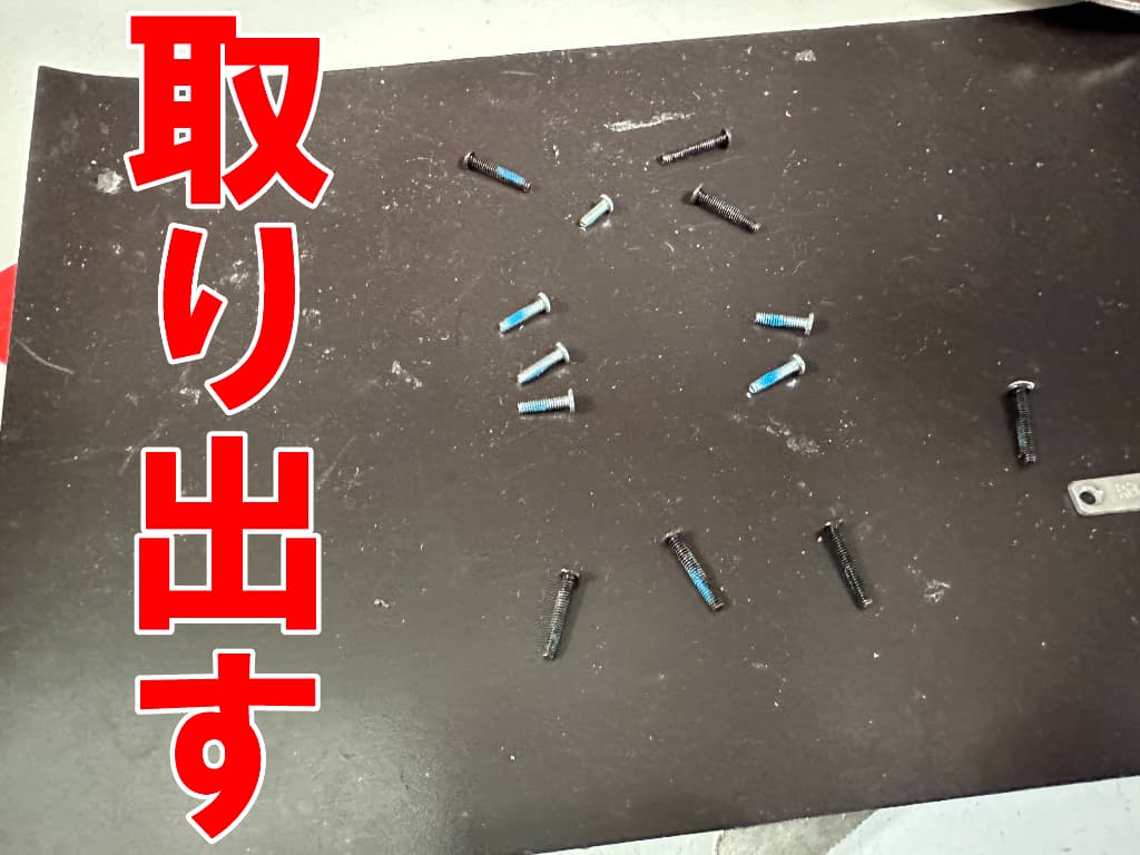 本体内部の銀板を固定したプラスネジを取り出した充電器差し込み口交換修理中のOUKITEL WP300