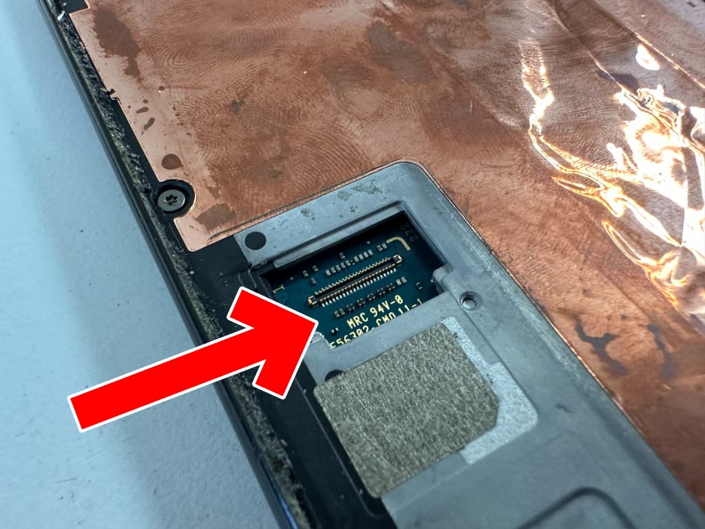 画面パーツコネクタ周辺にICチップが点在しているPixel4a5G