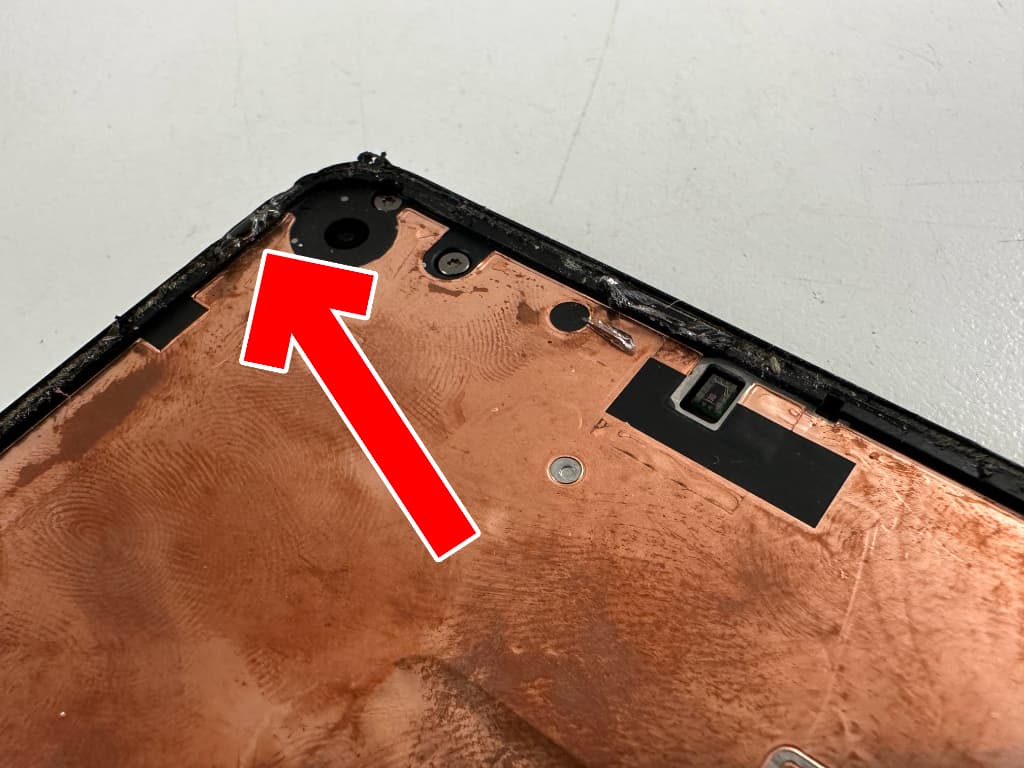 本体フレームにガラスの破片が残っている画面交換中のPixel4a5G