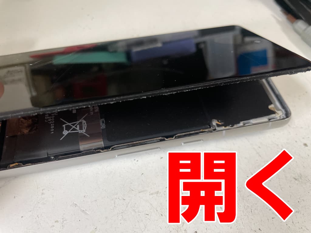 画面を剥がして分解しているパワーボタン修理中のピクセル7