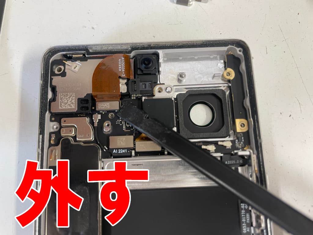 基板からパーツのコネクタを外した電源ボタンケーブル交換中のPixel7