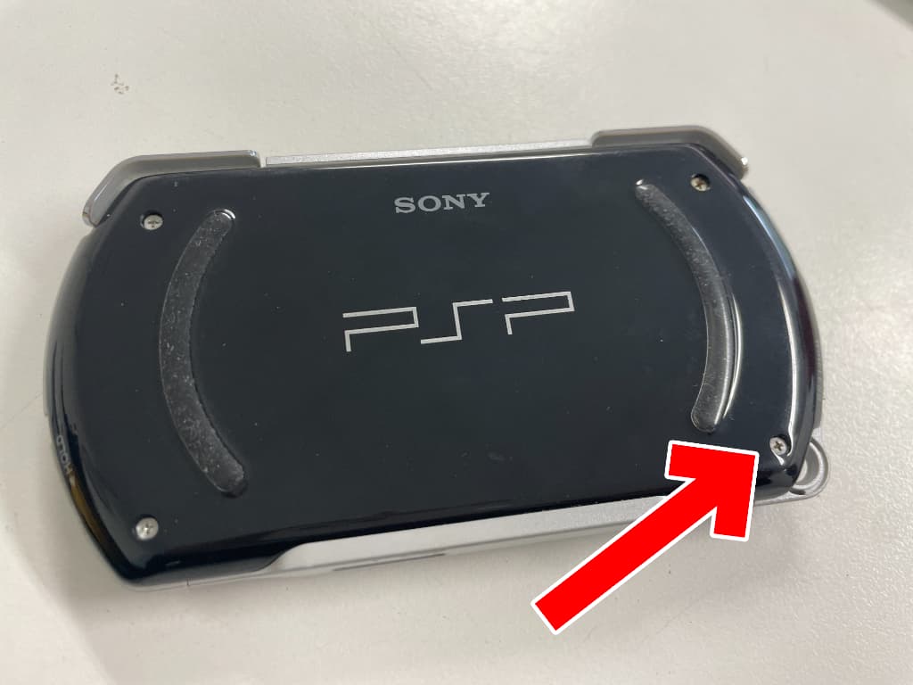 外装の一部がプラスネジで固定されているPlayStationPortable go