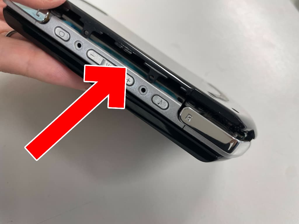 背面パネルを少し持ち上げたPlay Station Portable go