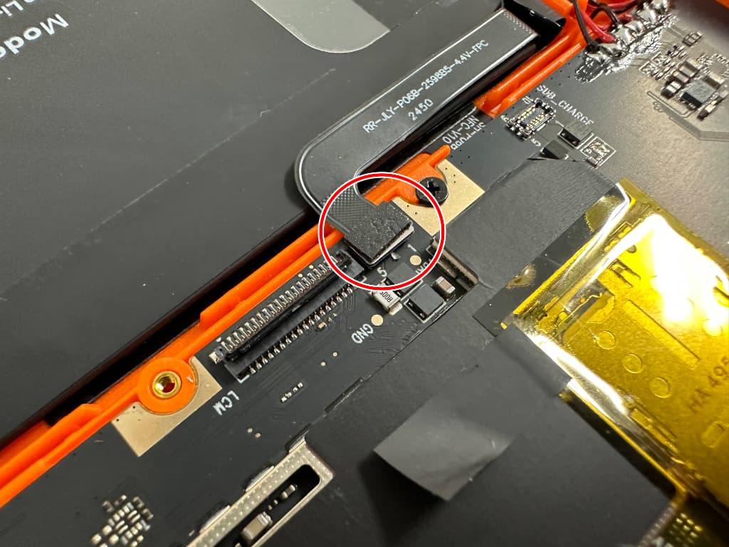 バッテリーコネクタが基板に接続されている充電器挿し込み口交換修理中のOUKITEL RT3 Pro