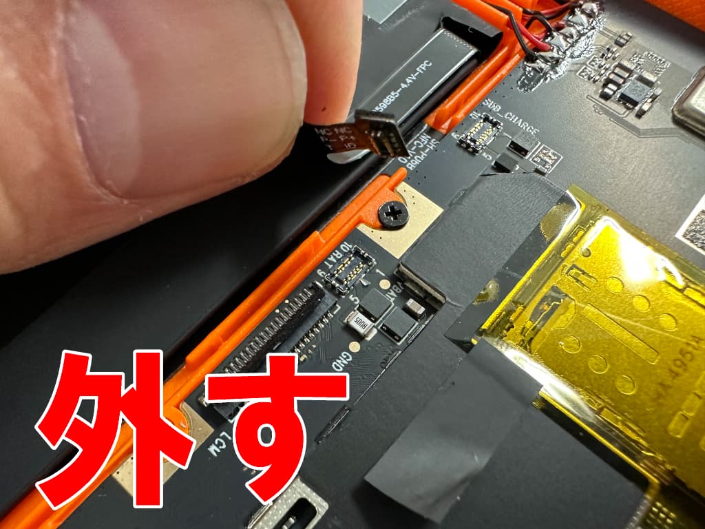 基板からバッテリーコネクタを外したUSB端子修理中のOUKITEL RT3 Pro