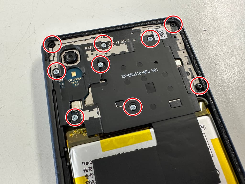 基板を覆ったプラスチックパーツが無数のプラスネジで固定されているXperia Ace ⅲ