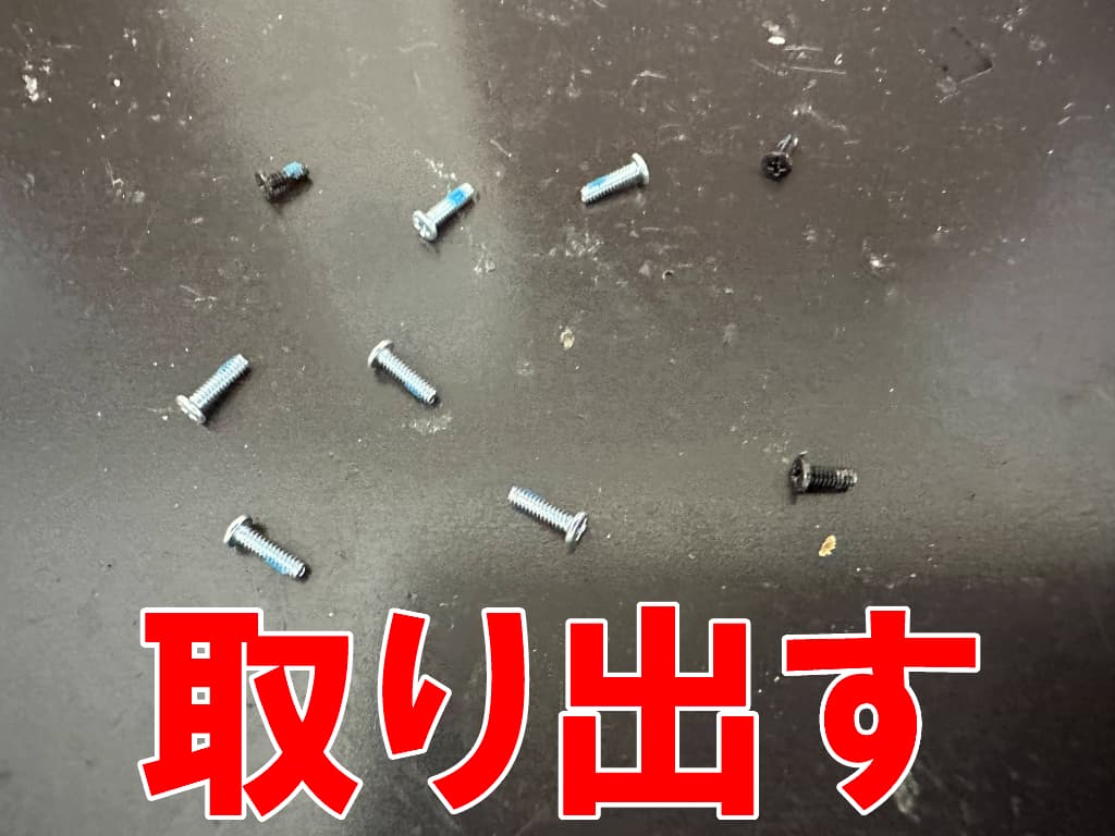 プラスチックパーツを固定したネジを全て外した電池パック交換中のXperiaAceⅲ