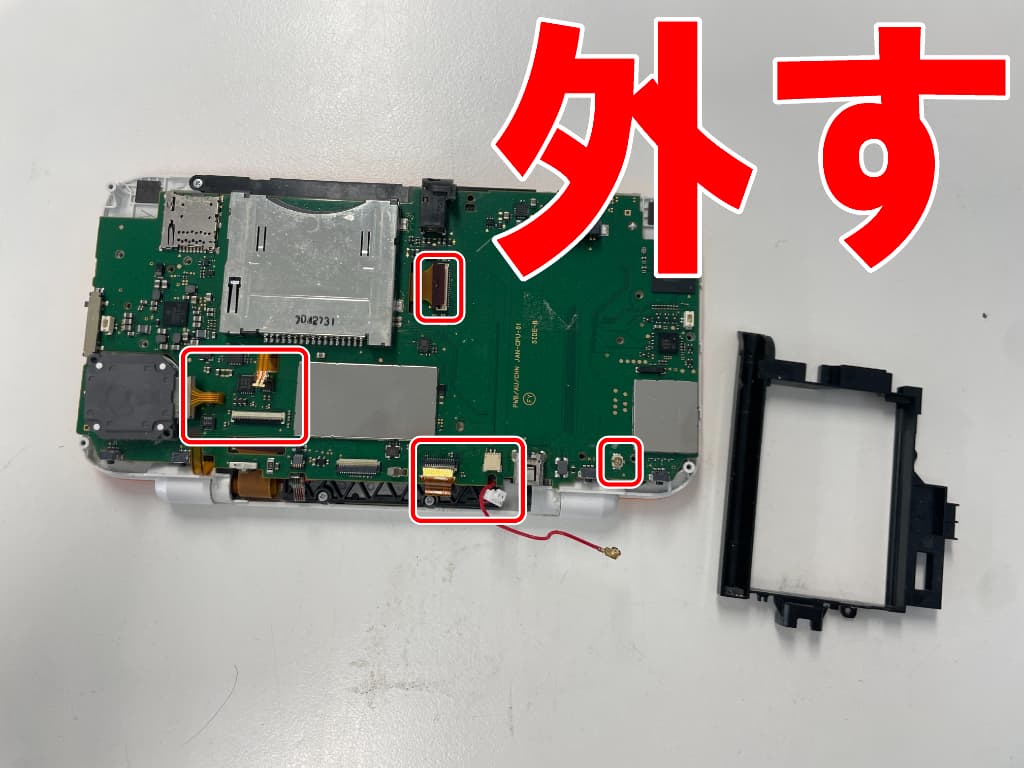 基板に接続せれているケーブル類を外したAボタン修理中の2DSLL