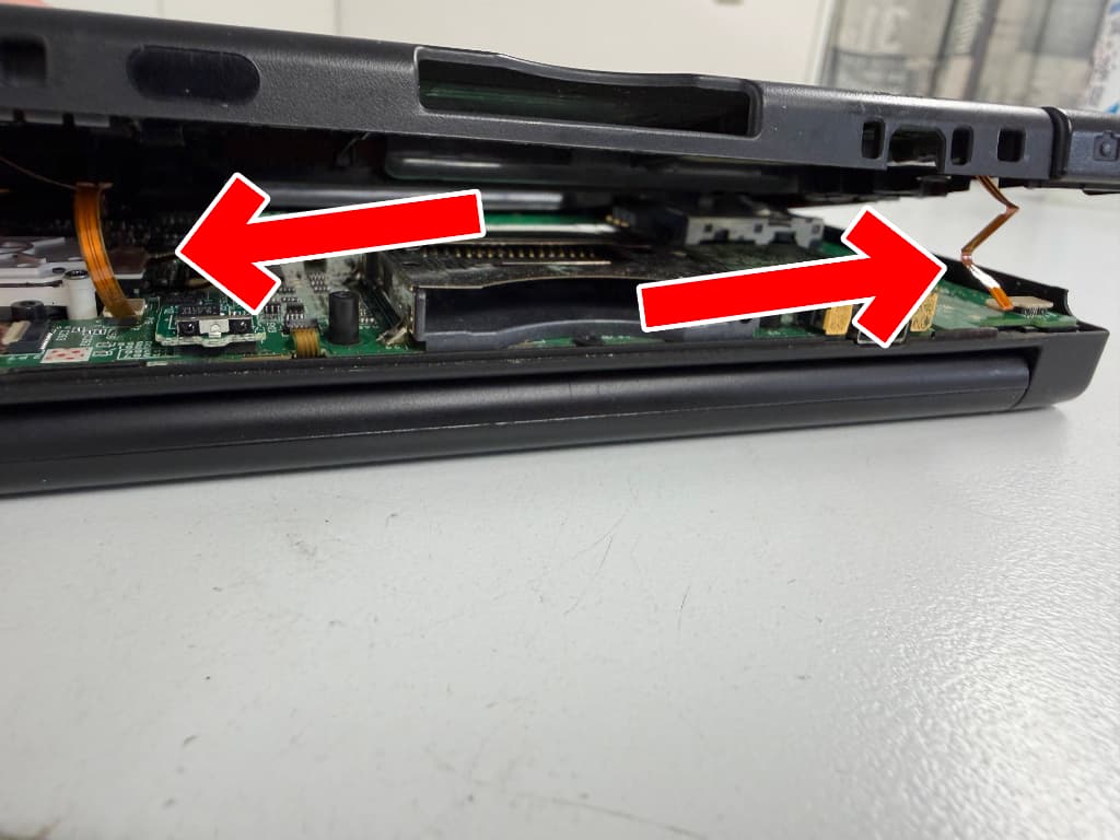 RボタンとLボタンの断線に注意が必要な分解中のニンテンドー3DSLL