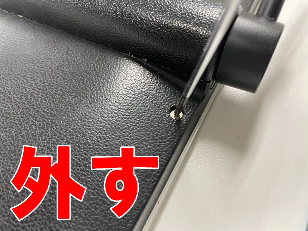 背面パネルのネジを外している電池パック交換修理中のUN-15N10