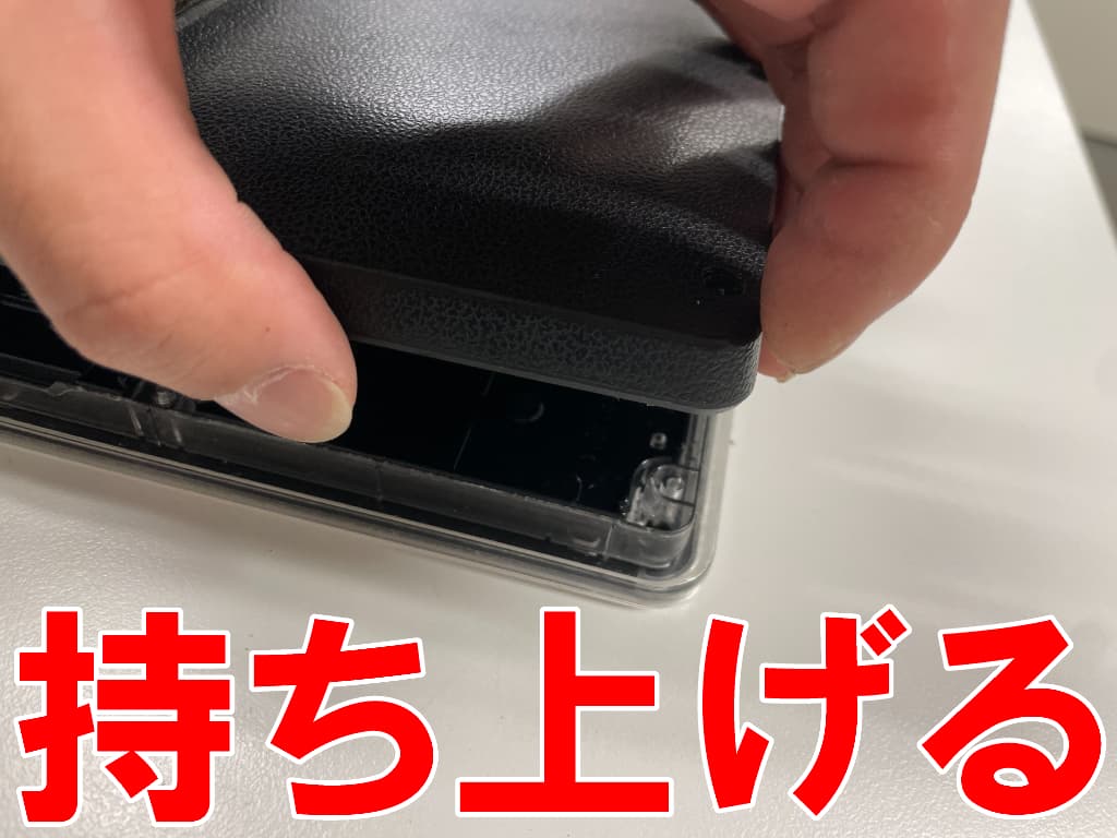 背面パネルを持ち上げている電池交換中のポータブルテレビUN-15N10