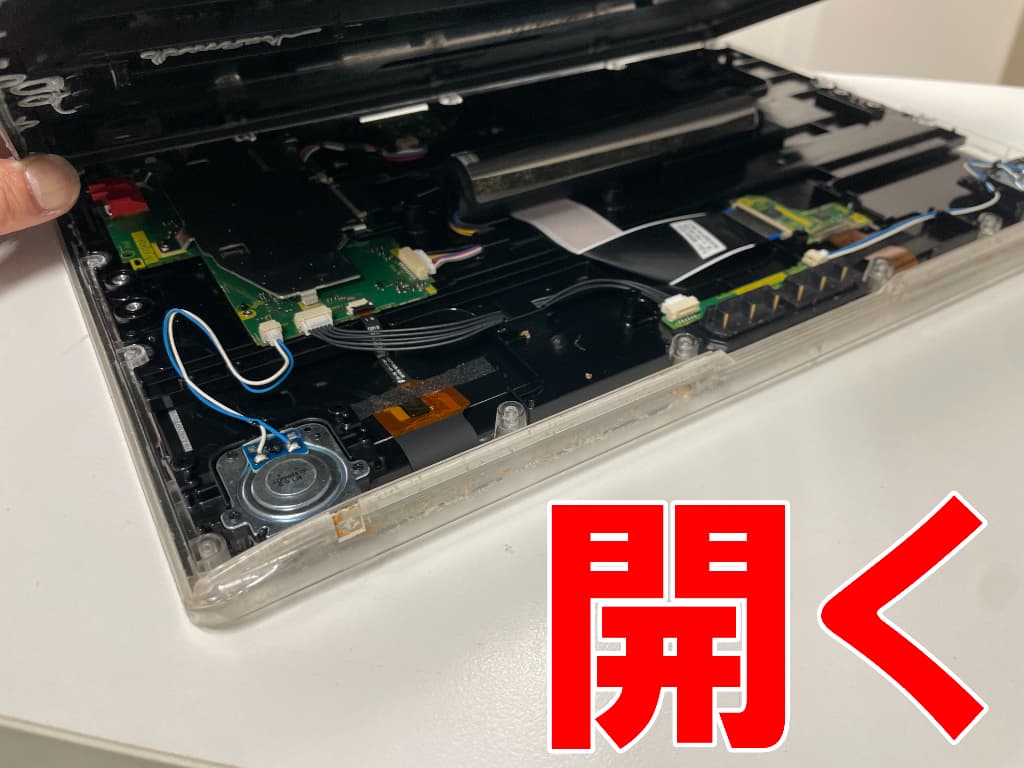 バックパネルを持ち上げて開いたバッテリー交換中のUN-15N10
