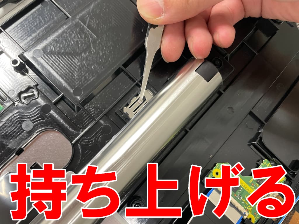 電池パックのカバーを外しているUN-15N10