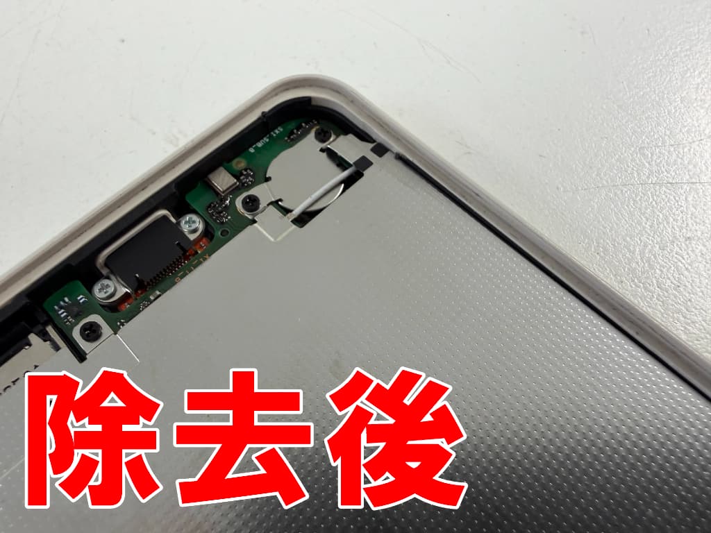 本体の縁をクリーニングし終わった画面パーツ交換修理中のAQUOS wish2