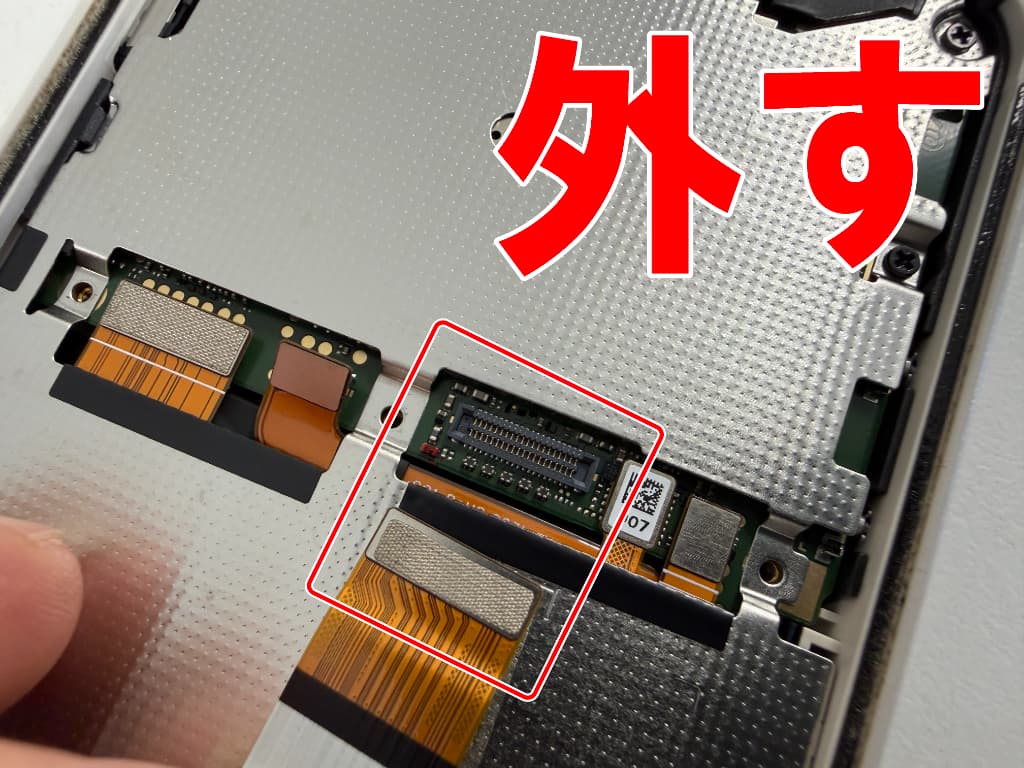 液晶画面コネクタを基板から外した画面修理中のAQUOS wish2