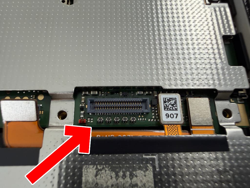 液晶画面コネクタの基板周辺にはICチップが無数にあるAQUOS wish2