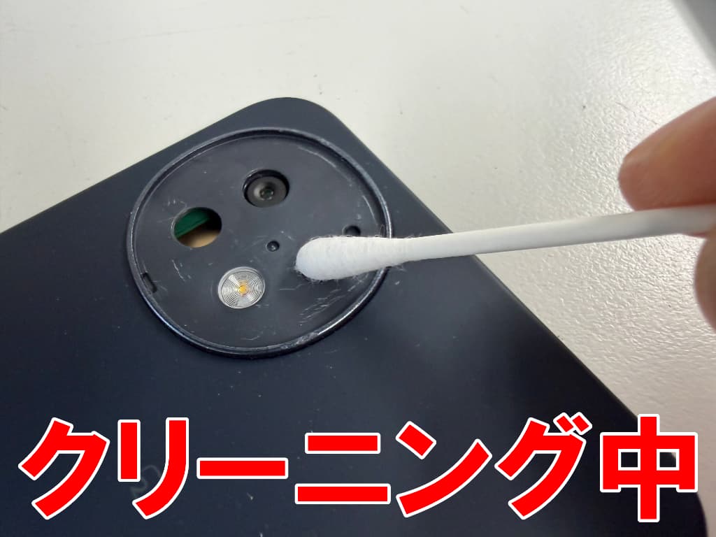 破損したメインカメラレンズを剥がしてクリーニングしているAQUOS wish4
