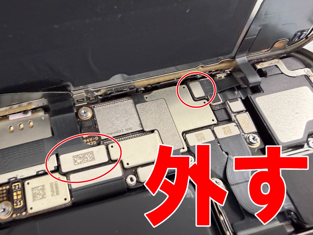画面パーツコネクタを基板から外しているiPhone15Pro