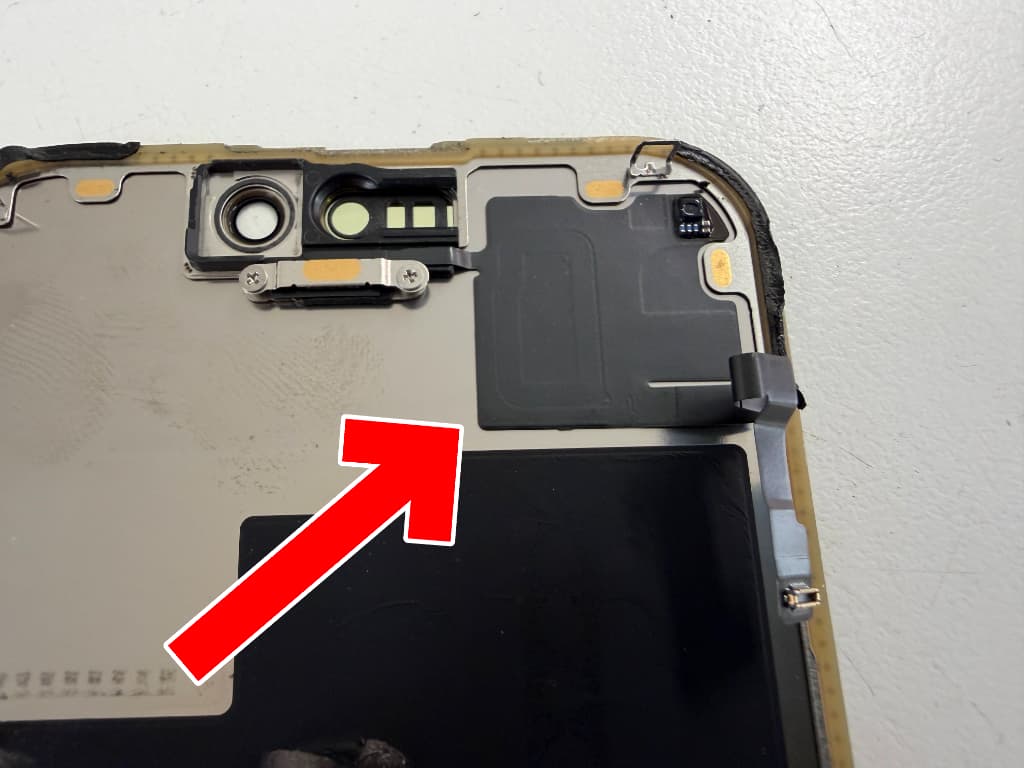 画面の裏側にセンサーが接着されているiPhone15Pro