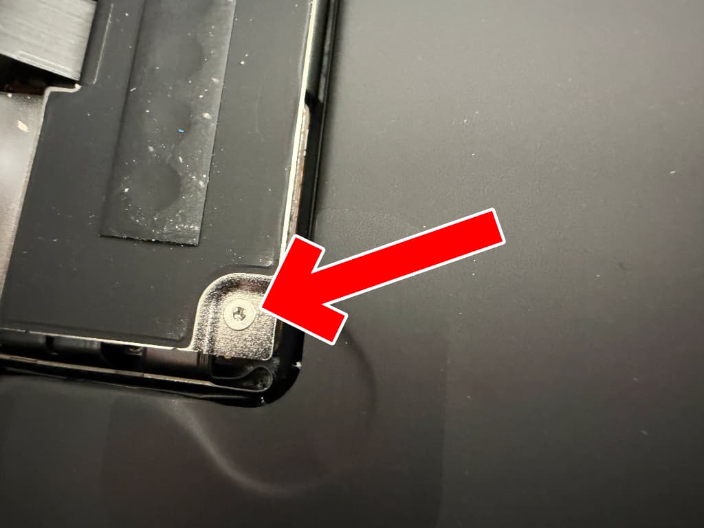 基板上に特殊なネジで銀板が留めてあるiPhone15Pro