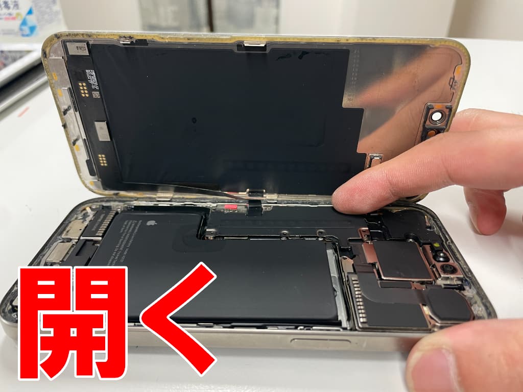 フロントパネルを大きく広げて分解したiPhone 15 Pro Max