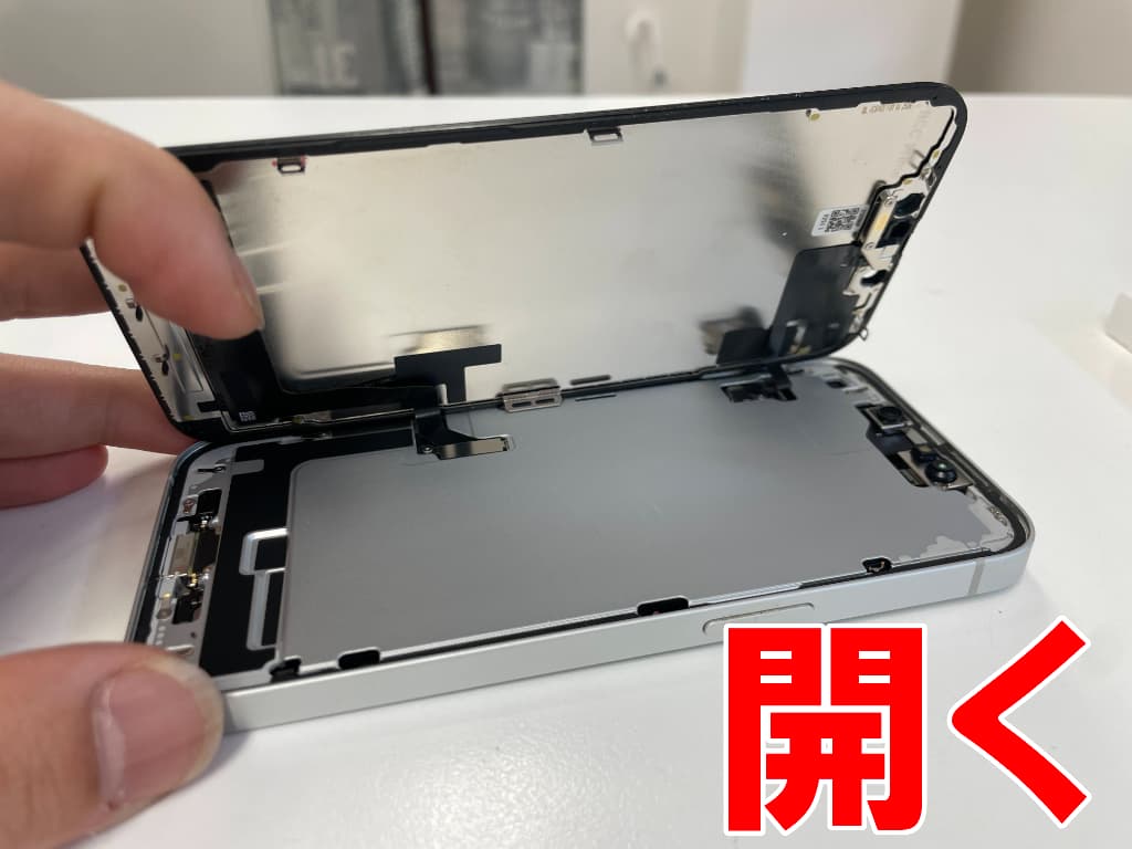 画面を開いて分解したフロントパネル交換中のiPhone16e