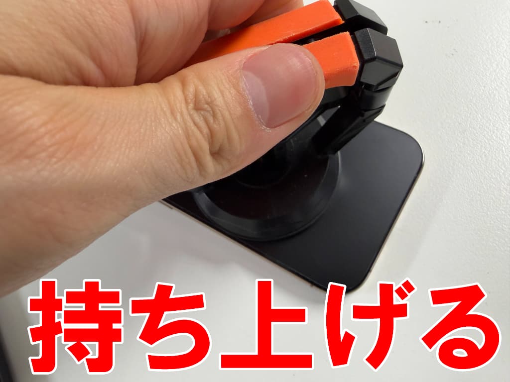 故障した画面パーツを吸盤で持ち上げているiPhone 16 Pro