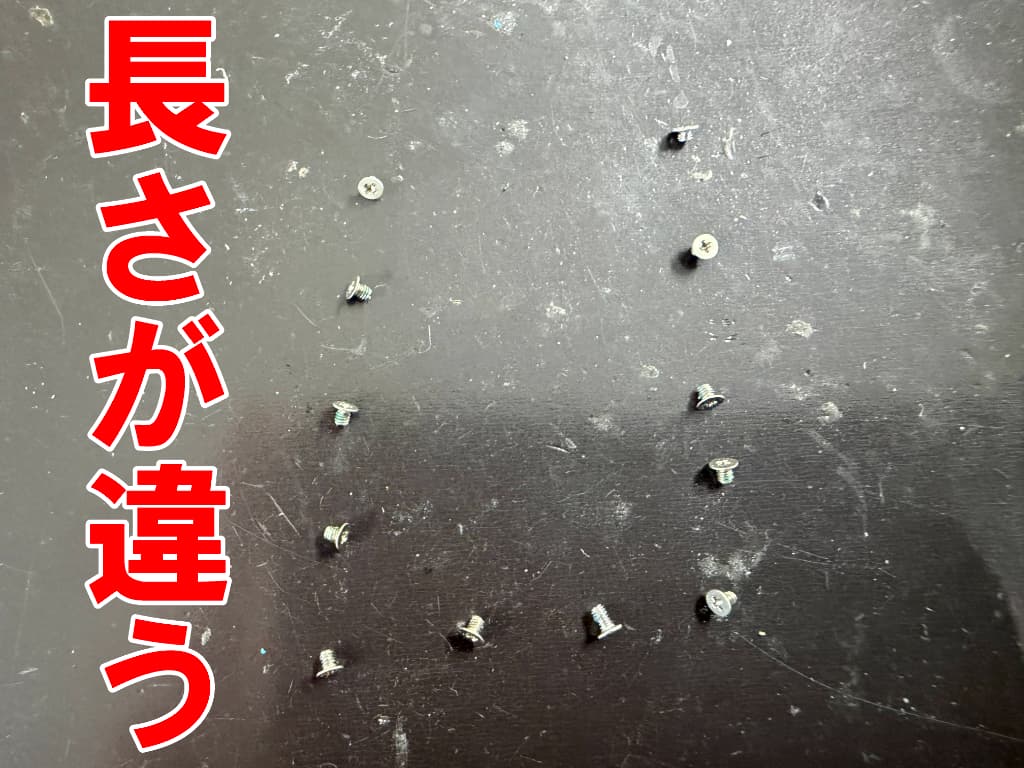 本体内部の銀板を固定したプラスネジを取り出した画面修理中のiPodtouch第7世代