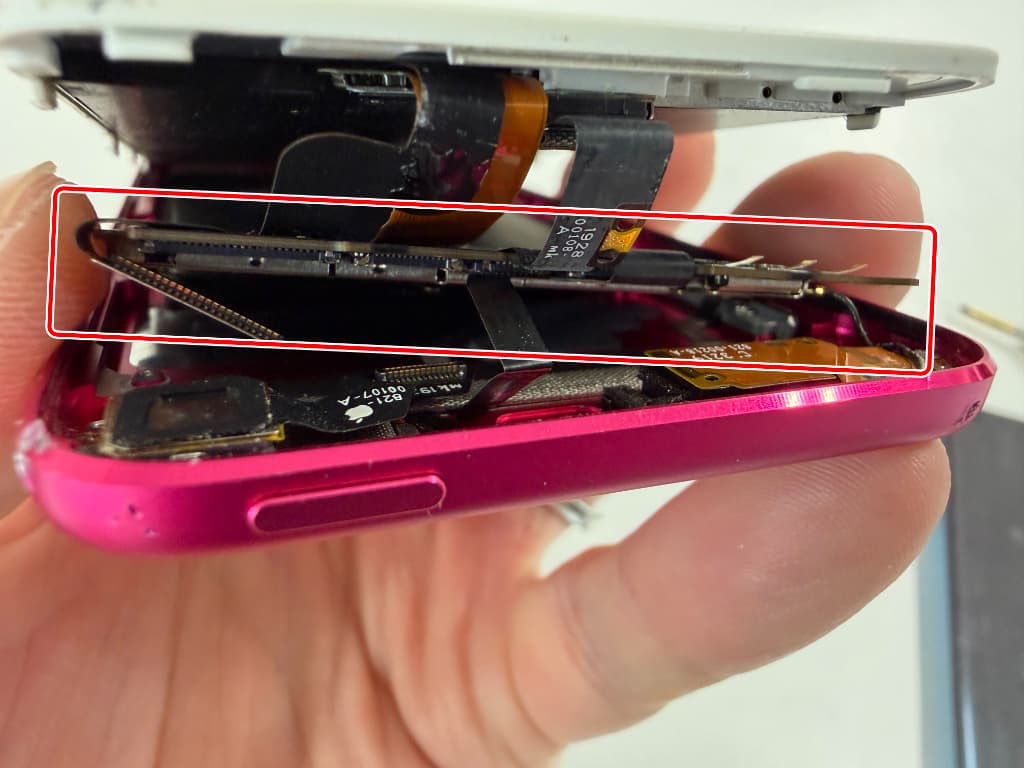基板裏のコネクタ類を外している画面修理中のiPodTouch7
