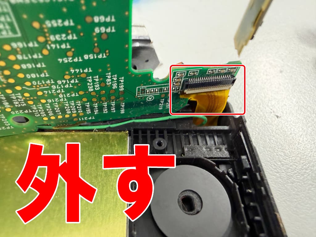 基板の裏にもケーブルを接続せれているAボタン交換中のニンテンドー 3DS LL