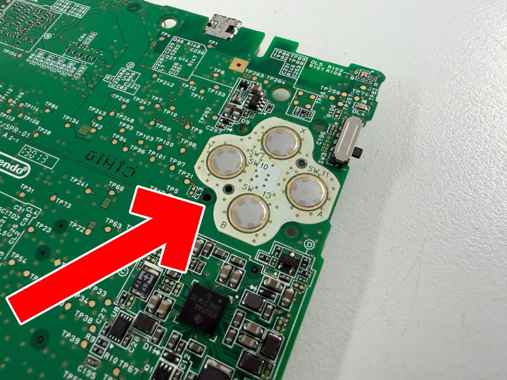 ABXYボタンシールが基板の裏に貼られている3DSLL