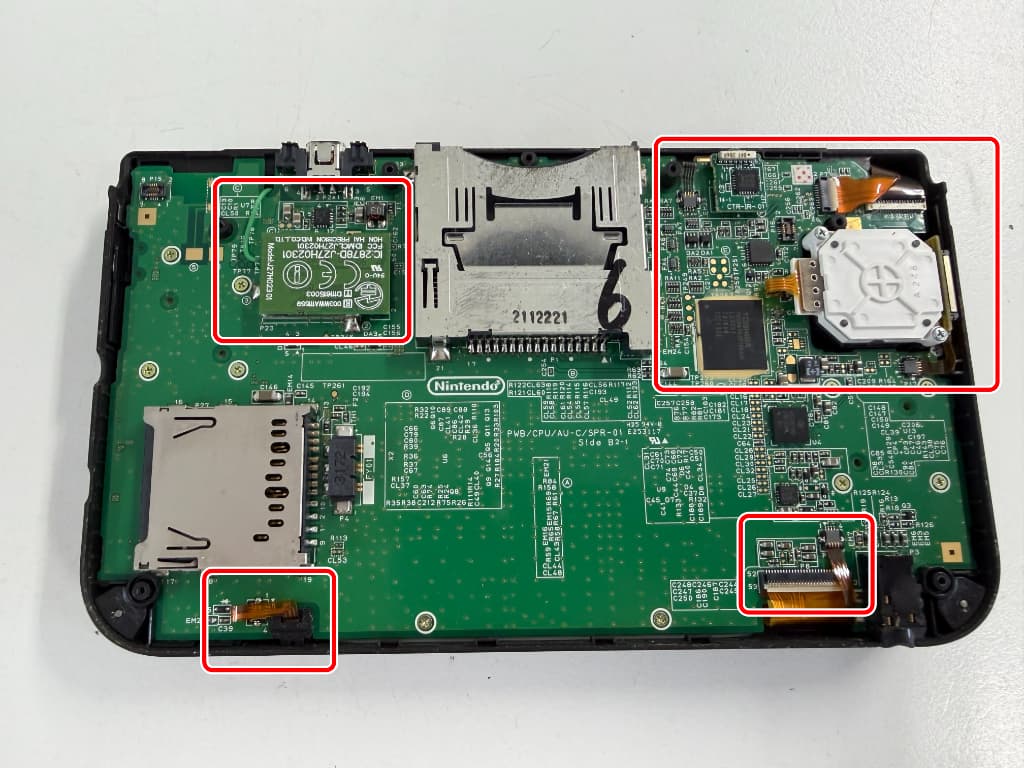 基板に複数のケーブルが接続されているAボタン修理中の3DSLL